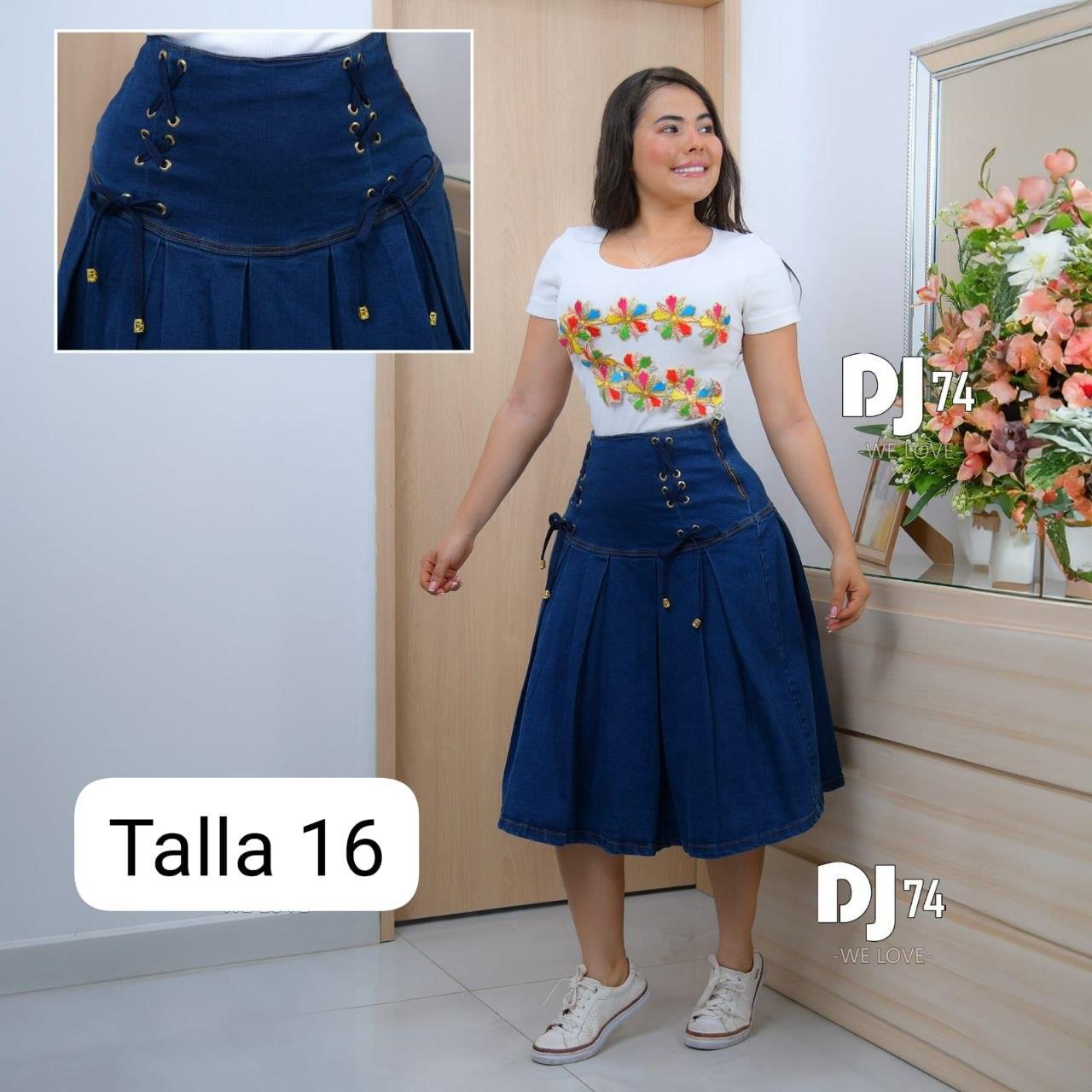 Falda en jean tableada con cordón al frente