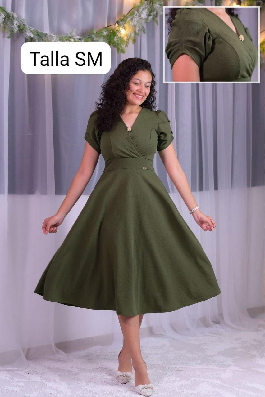 Vestido midi verde militar escote cruzado con vuelo