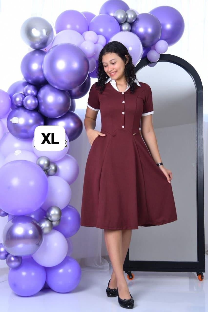 Vestido corto vino tinto con cuello blanco y botones